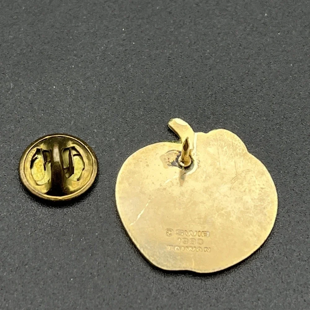 Big Red Apple‎ Lapel Hat Pin